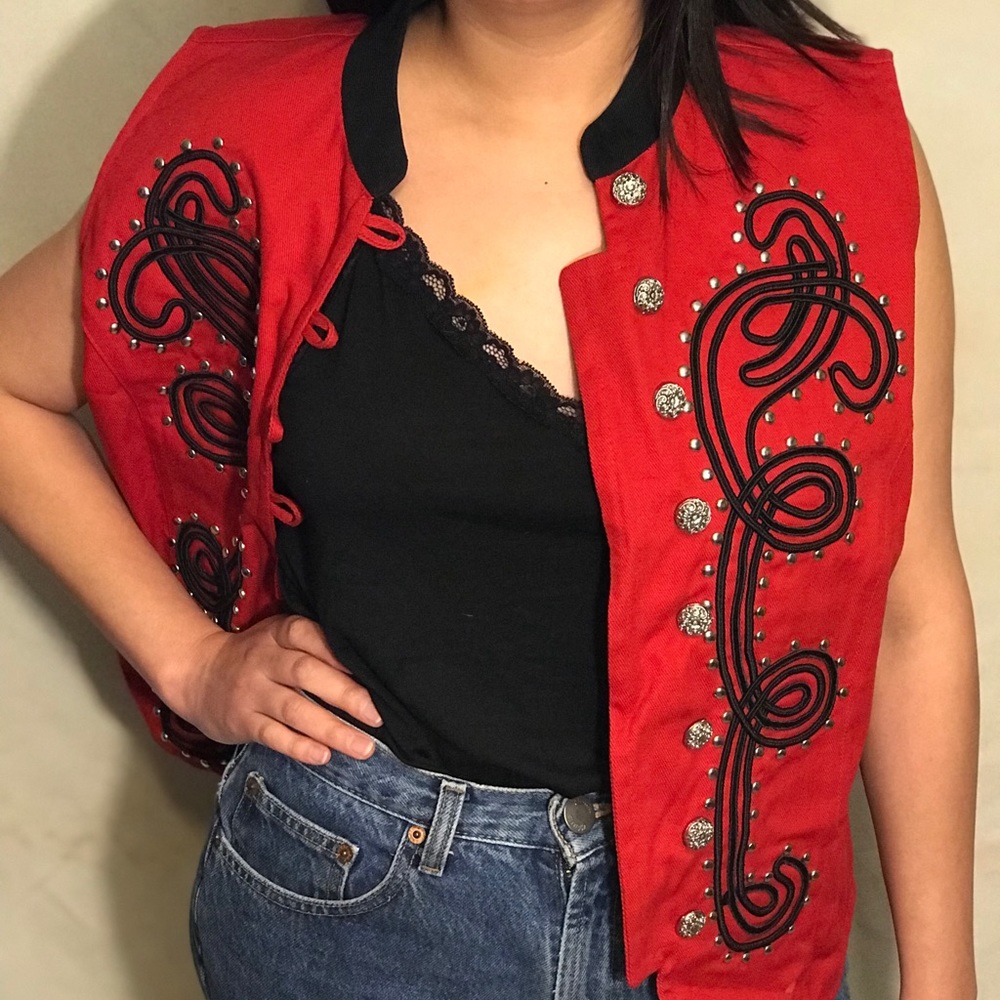 (Ellen Richman) “L”  Red Embroidered Vest!
